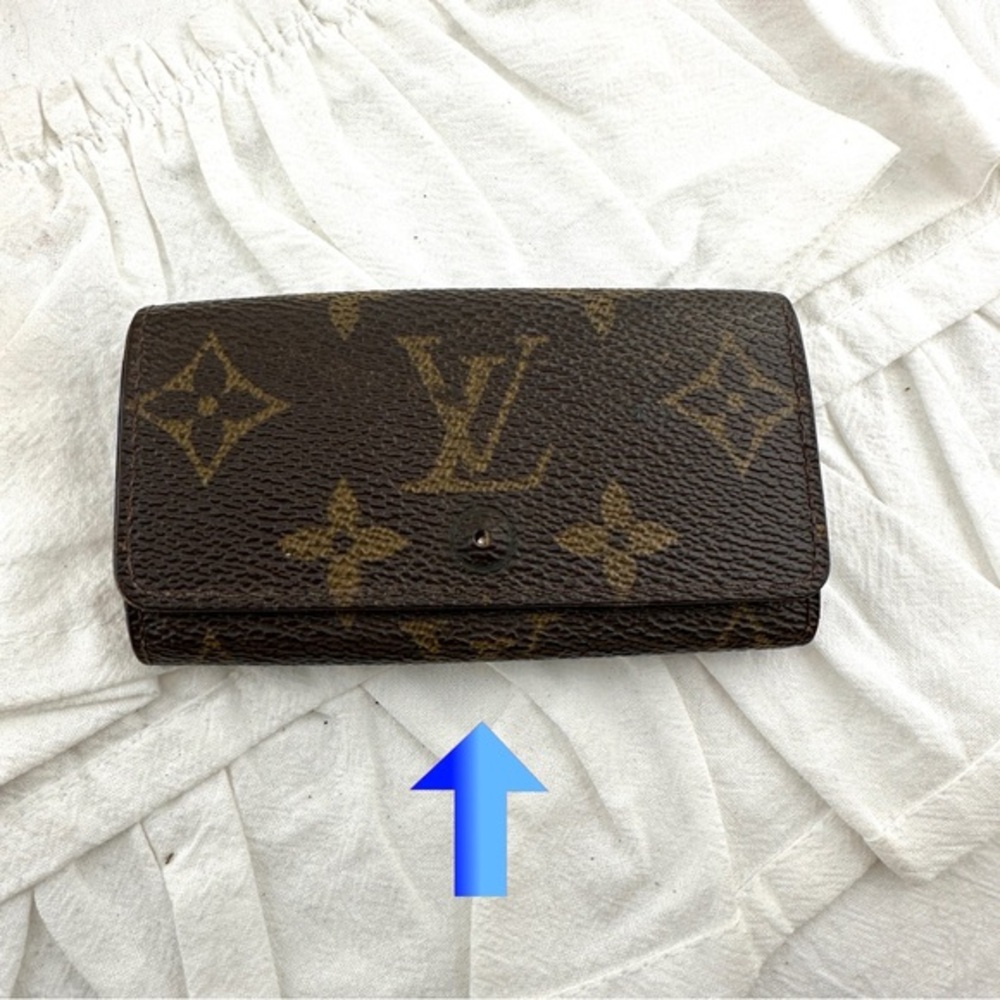 AUTHENTIC Louis Vuitton key holder. Monogram pattern.